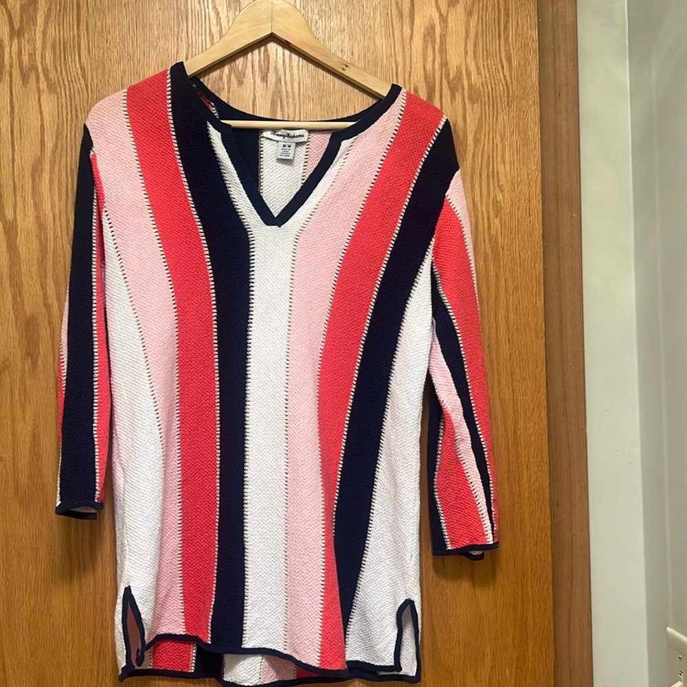 Light weight 3/4 sleeve Tommy Bahama summer top.